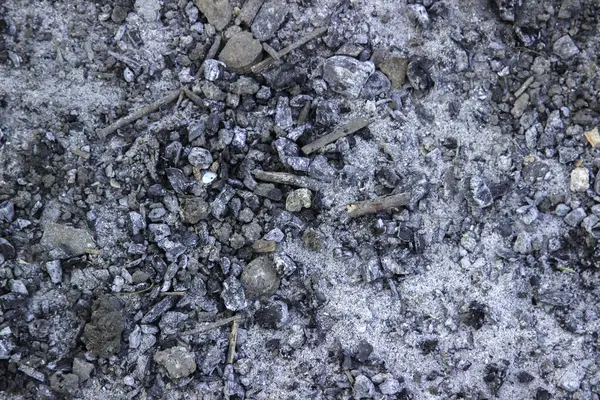 Siyah arka plan, yanmış kömürlerin dokusu, barbekü sonrası çöpler, güvenlik önlemleri.