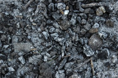 Siyah arka plan, yanmış kömürlerin dokusu, barbekü sonrası çöpler, güvenlik önlemleri.