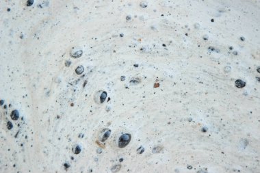 Siyah arkaplan, doku, su ve kara manzarası diğer taraftan. Her şey çok basit.