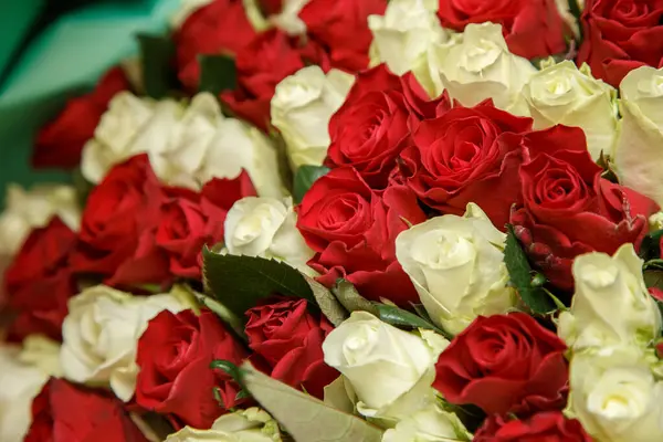 narin kırmızı buket ve yeşil yapraklı beyaz güller.