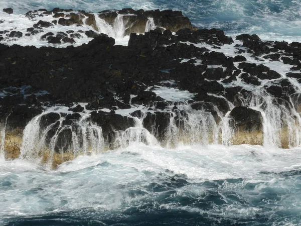 Dalgalar Phillip Adası 'nda kayalara çarpıyor.