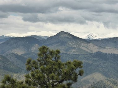 Dağları ve bulutları olan güzel bir manzara
