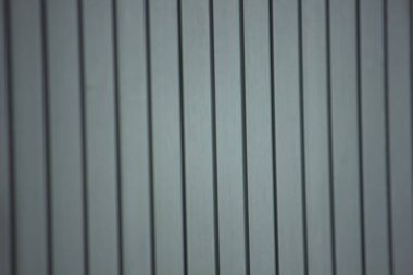 Dikey gri çizgilerin deseni. Soyut ve minimalist mimari bir arkaplan