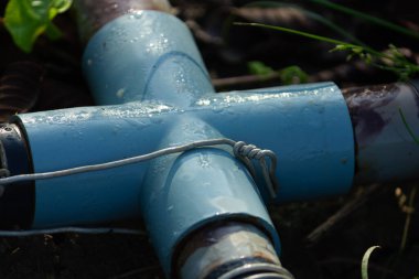 Kırsal bir tarımsal sulama sistemindeki PVC boru tesisatına yakın plan. Küçük ölçekli su teknolojisi