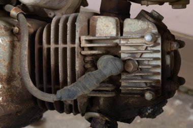 Eski, kirli ve paslı bir motosiklet motorunun yakın çekimi. Mekanik, eski teknoloji ve çürüme kavramı.