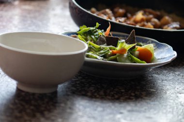 Vietnam 'da pişmiş domuz eti ve kızarmış sebzelerle birlikte ev yapımı bir yemek.