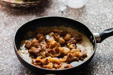 Vietnam usulü pişmiş domuz eti ve tavada pişmiş karabiber.