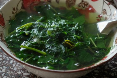Asya 'da besleyici ve geleneksel bir ev yemeği olan sıcak bir kase Vietnamlı sabah çorbası (canh rau chm ngy).