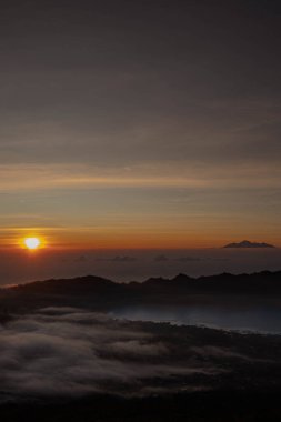 Dağın üstünde güzel bir gün batımı