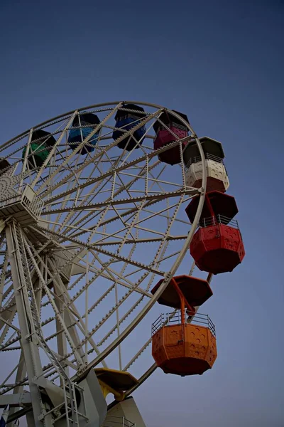 Une Grande Roue Ferris Sur Ciel Bleu — Photo