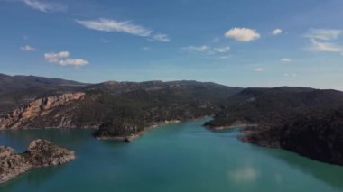İspanya 'da bir gölün berrak mavi yeşil suyu. Sinematik geçiş.