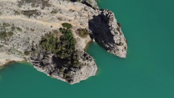 Kristallklares Blaugrünes Wasser Eines Sees Spanien Beim Drehen Drohnensicht Nach — Stockvideo