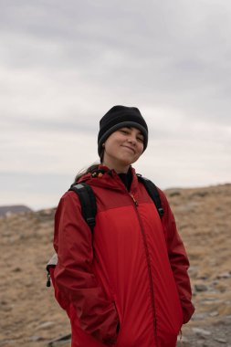 Kız dağlarda kış hiking