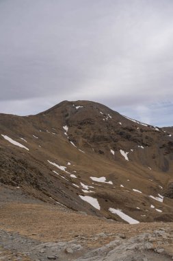 Dağlar karla kaplı.