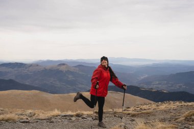 Kız dağlarda kış hiking