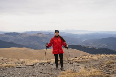 Kız dağlarda kış hiking