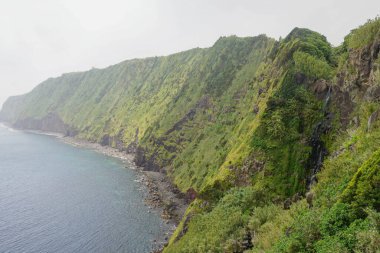 Dağın tepesinden deniz manzarası