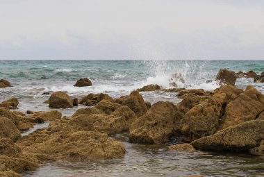 Akdeniz, Sabinilla plajı, Malaga, kıyıya yakın kayalar.