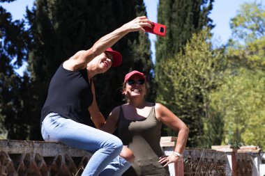 Tekrar buluşan ve birlikte eğlenen arkadaşlar şakalaşıyorlar.