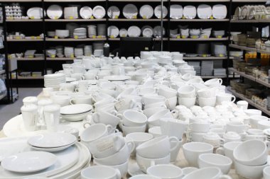 Masada bir sürü boş beyaz bardak var.