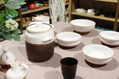 Güzel masa düzeneği, boş tabaklar, fincanlar, masada beyaz ve kahverengi süt sürahisi