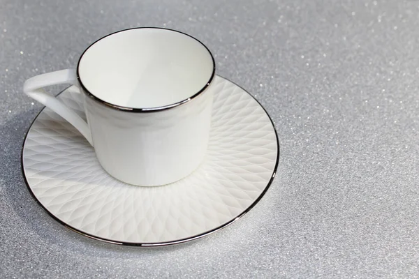 Masanın Üzerinde Boş Kahve Fincanı Izole Edilmiş Güzel Masa Takımı — Stok fotoğraf
