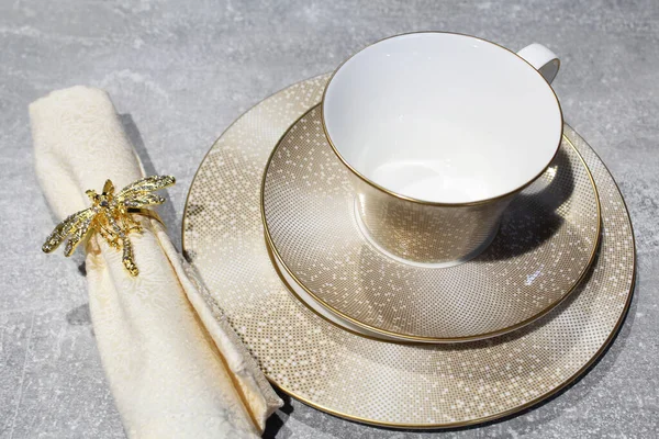 Bir Fincan Çay Tabağı Masanın Üstünde Bir Peçete Çok Güzel — Stok fotoğraf