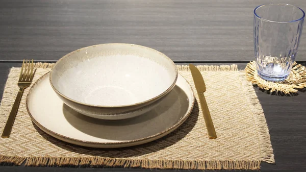 美しいテーブルセット空の白いプレートナイフと灰色のテーブルの上のナプキンにフォーク — ストック写真