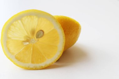 Sağlıklı beslenme vitamini beyaz arka planda C vitamini dilimi izole edilmiş