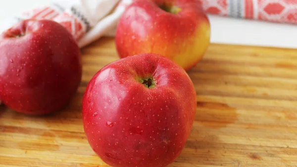 Здорова Їжа Червоні Яблука Дерев Яному Столі — стокове фото