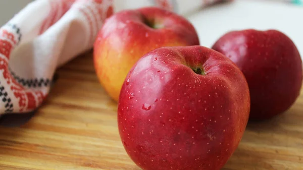 健康食品放在木制桌子上的红苹果 — 图库照片