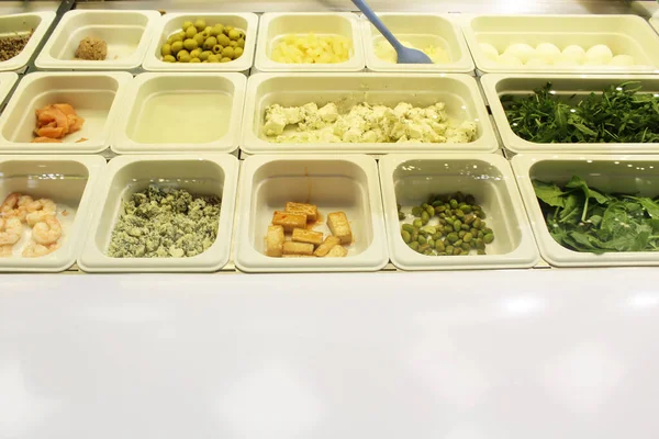健康的な食事 サラダの具材が近くに レストランの窓には野菜 チーズ キュウリ 健康食品 — ストック写真