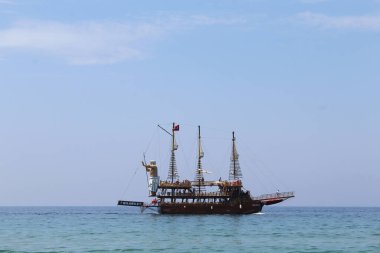 Doğal mavi arka plan gökyüzü ve denizdeki deniz botu