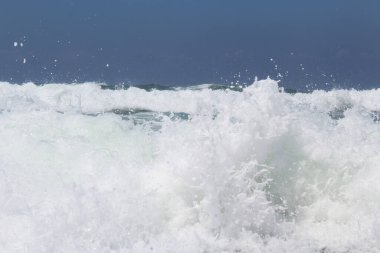 arkaplan sıçraması mavi gökyüzü arka planında izole edilmiş beyaz su dalgaları