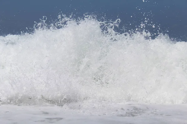 Фон Брызги Белой Воды Волны Изолированы Голубом Фоне Неба — стоковое фото