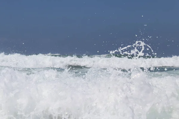 Фон Брызги Белой Воды Волны Изолированы Голубом Фоне Неба — стоковое фото