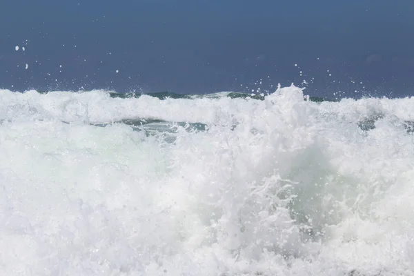 Hintergrund Spritzen Weißwasser Wellen Isoliert Auf Blauem Himmel Hintergrund — Stockfoto