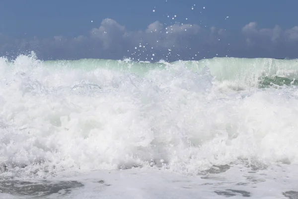 Naturlig Bakgrund Stänk Vit Vatten Vågor Isolerade Blå Himmel Bakgrund — Stockfoto