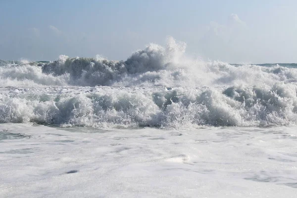Природный Фон Брызги Белой Воды Волны Изолированы Голубом Фоне Неба — стоковое фото
