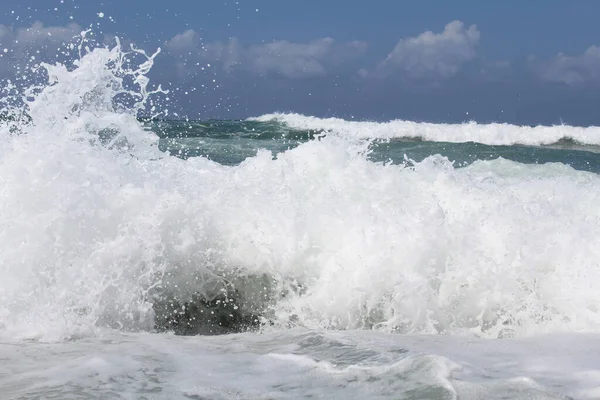 Природный Фон Брызги Белой Воды Волны Изолированы Голубом Фоне Неба — стоковое фото