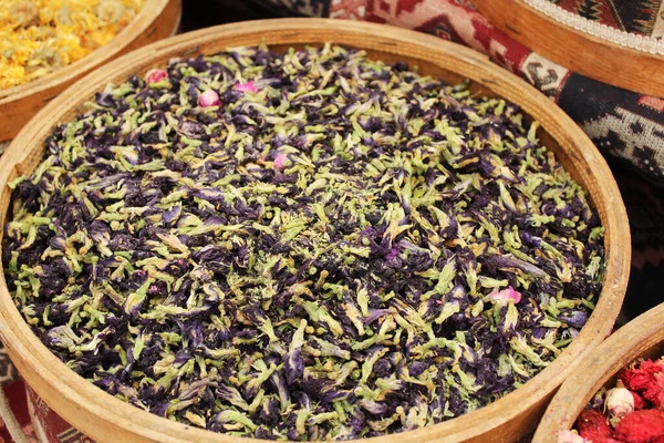 Zdrowa Herbata Spożywcza Suszonych Kwiatów Liści Ziół Drewnianym Pojemniku Targowiskach — Zdjęcie stockowe