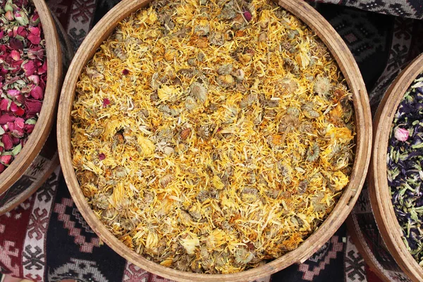 乾燥した花 葉やハーブの健康食品茶トルコの市場で木製の容器Alanya — ストック写真