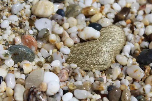 Close Uma Pedra Sobre Fundo Natural Seixos Mar Praia — Fotografia de Stock