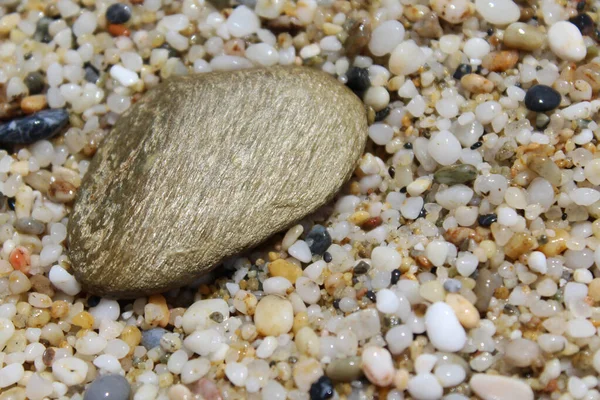 Primer Plano Una Piedra Sobre Fondo Natural Guijarros Mar Playa —  Fotos de Stock