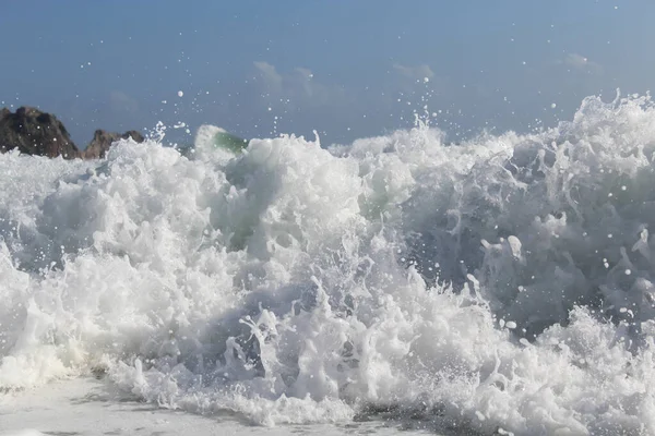 Wasserspritzer Hintergrund Wellen Meer Isoliert Auf Dem Hintergrund Des Blauen — Stockfoto