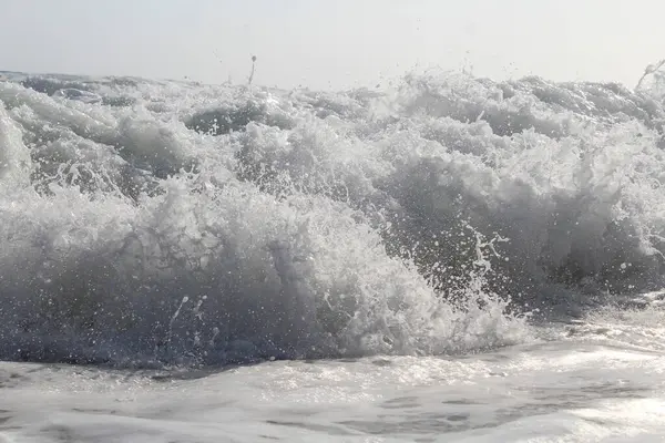 Вода Брызги Фона Волны Море Изолированы Фоне Голубого Неба — стоковое фото