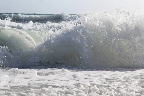 水花的背景 大海中的波浪与蓝天的背景隔离 — 图库照片
