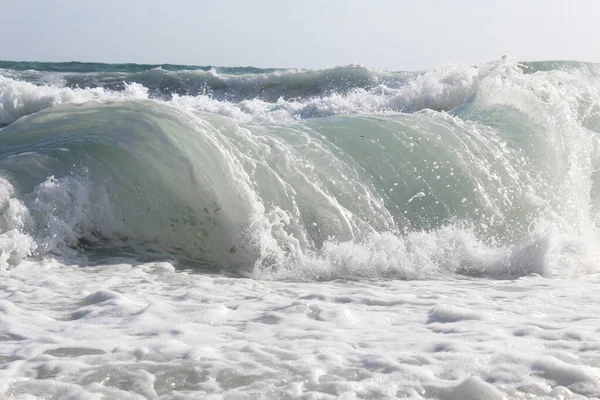 Вода Брызги Фона Волны Море Изолированы Фоне Голубого Неба — стоковое фото