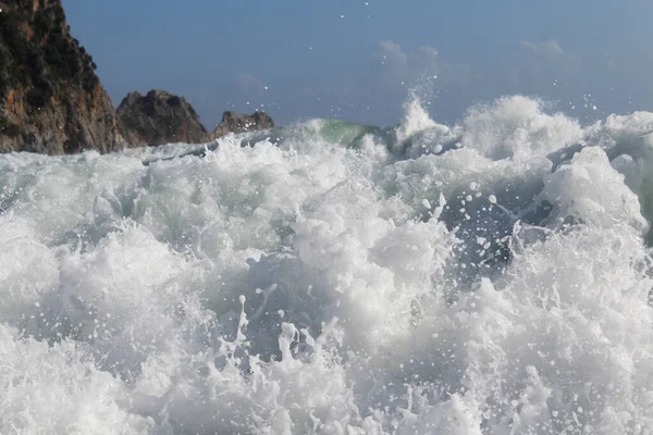 Wasserspritzer Hintergrund Wellen Meer Isoliert Auf Dem Hintergrund Des Blauen — Stockfoto