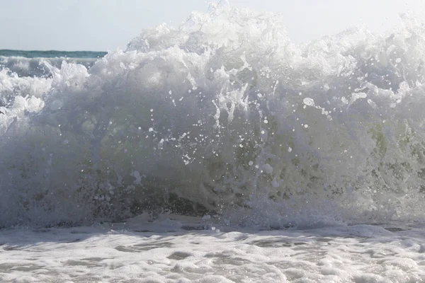 Vodní Splash Pozadí Vlny Moři Izolované Pozadí Modré Oblohy — Stock fotografie